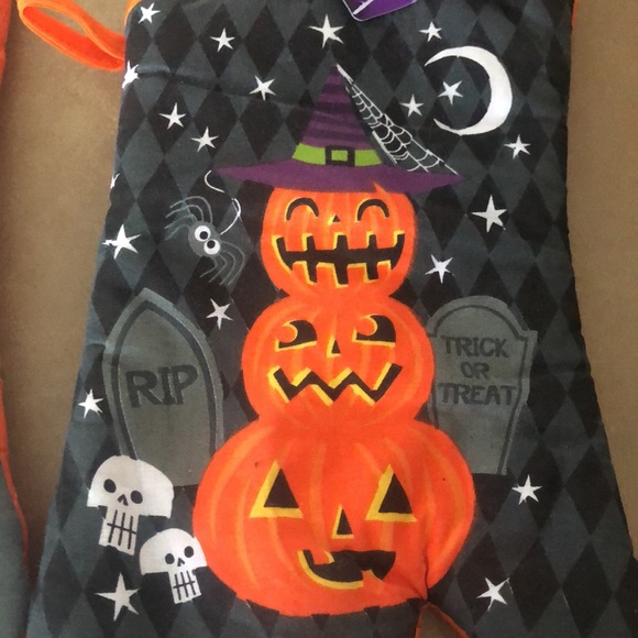 BUNDLE 2 HALLOWEEN OVEN MITTS • NWT - Picture 4 of 10